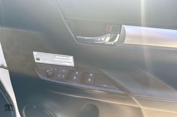 2020 Toyota Hilux SR5 image 13