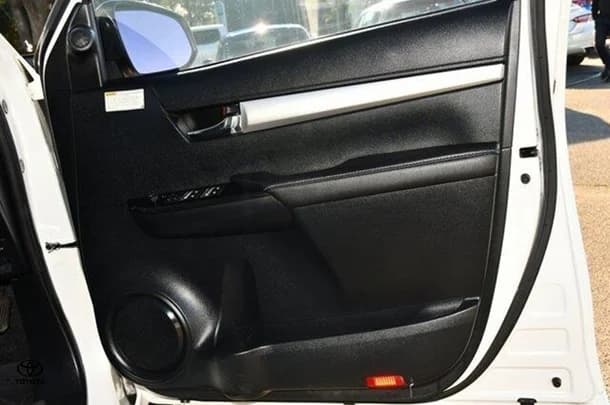 2018 Toyota Hilux SR5 image 5