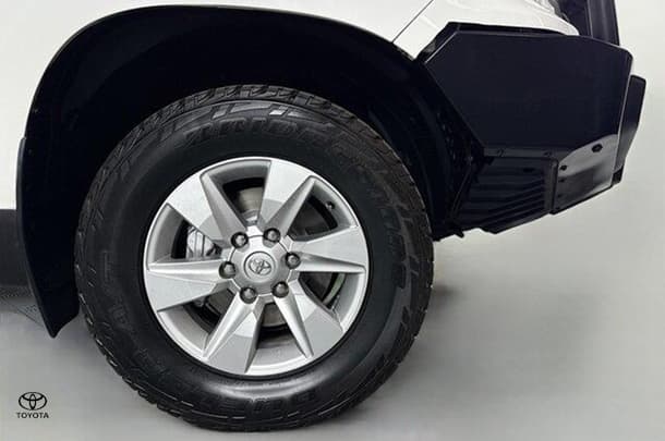 2020 Toyota Prado GX image 19