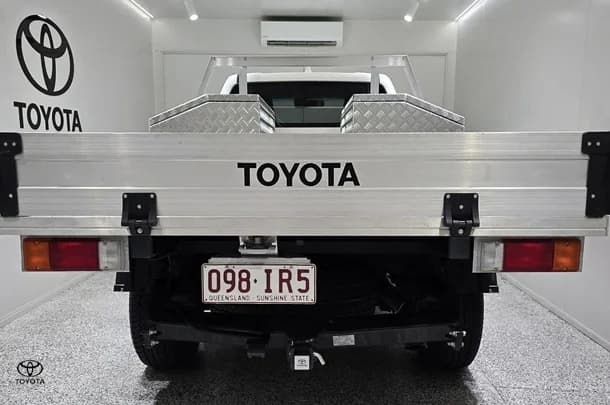 2023 Toyota Hilux SR image 3