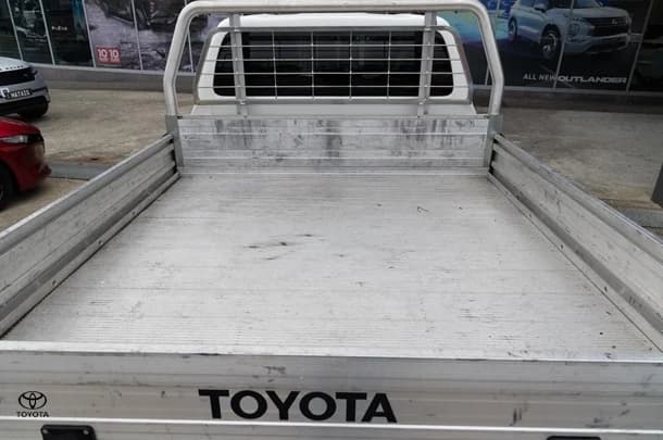 2018 Toyota Hilux 4x4 SR5 image 14