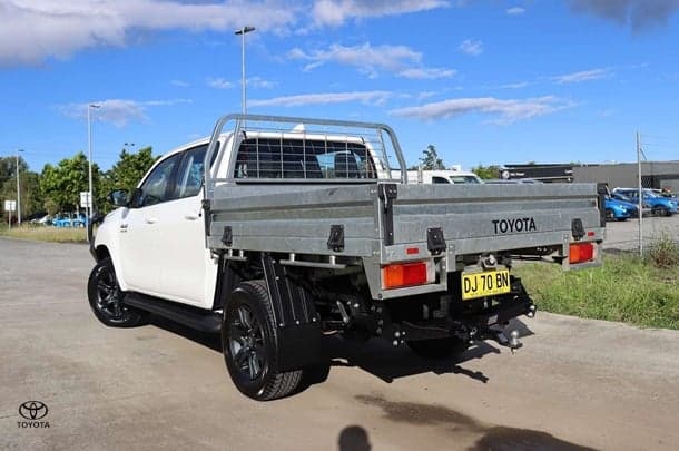 2023 Toyota Hilux 4x4 SR image 4