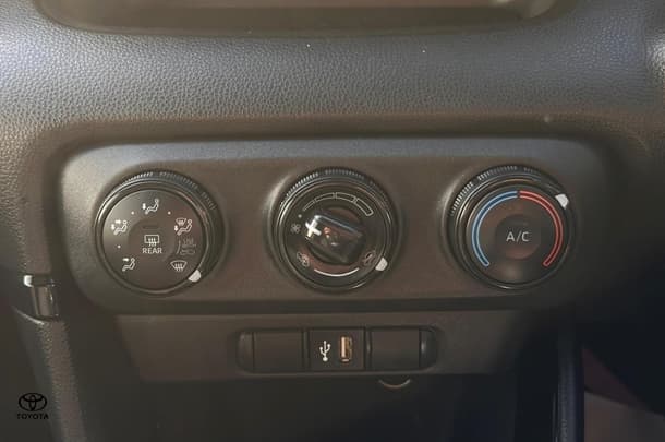 2022 Toyota Yaris Ascent Sport image 21