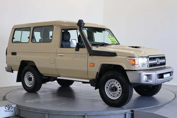 2022 Toyota LC Military GXL image 3