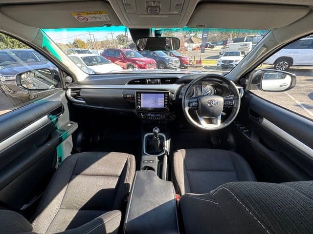 2022 Toyota Hilux SR5 image 16
