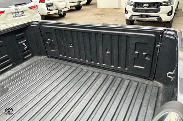 2022 Toyota Hilux 4x4 SR5 image 14