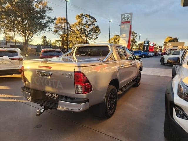 2020 Toyota Hilux 4x4 SR5 image 3
