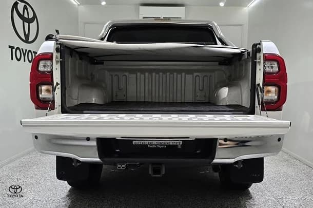 2022 Toyota Hilux SR5 image 4
