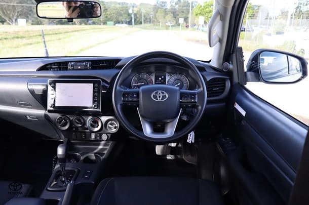 2023 Toyota Hilux 4x4 SR image 11