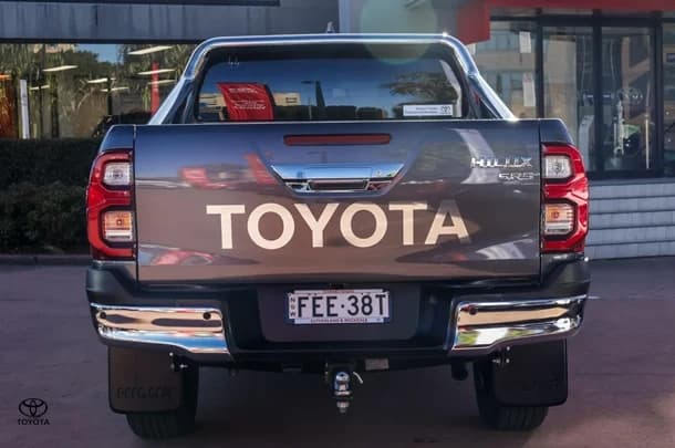 2023 TOYOTA Hilux 4x4 SR5 image 5