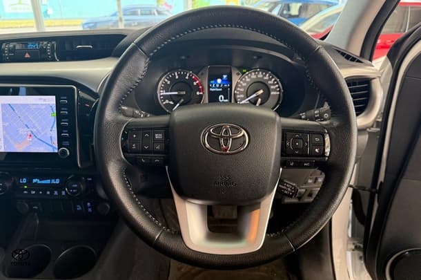 2023 Toyota Hilux SR5 image 18