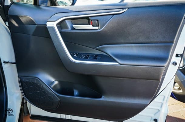 2020 Toyota RAV4 GXL image 11