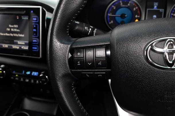 2018 Toyota Hilux 4x4 SR5 image 16