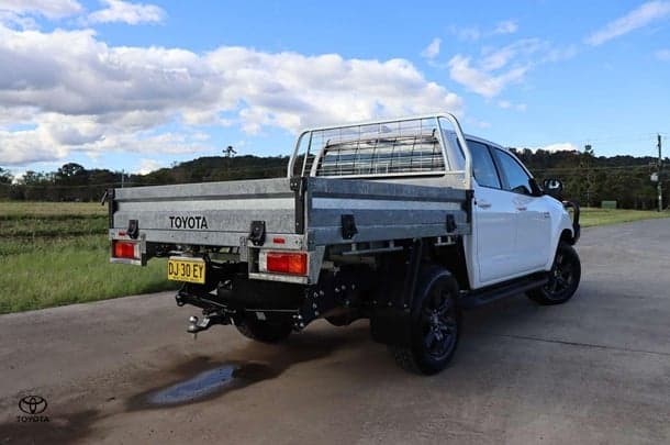 2023 Toyota Hilux 4x4 SR image 6
