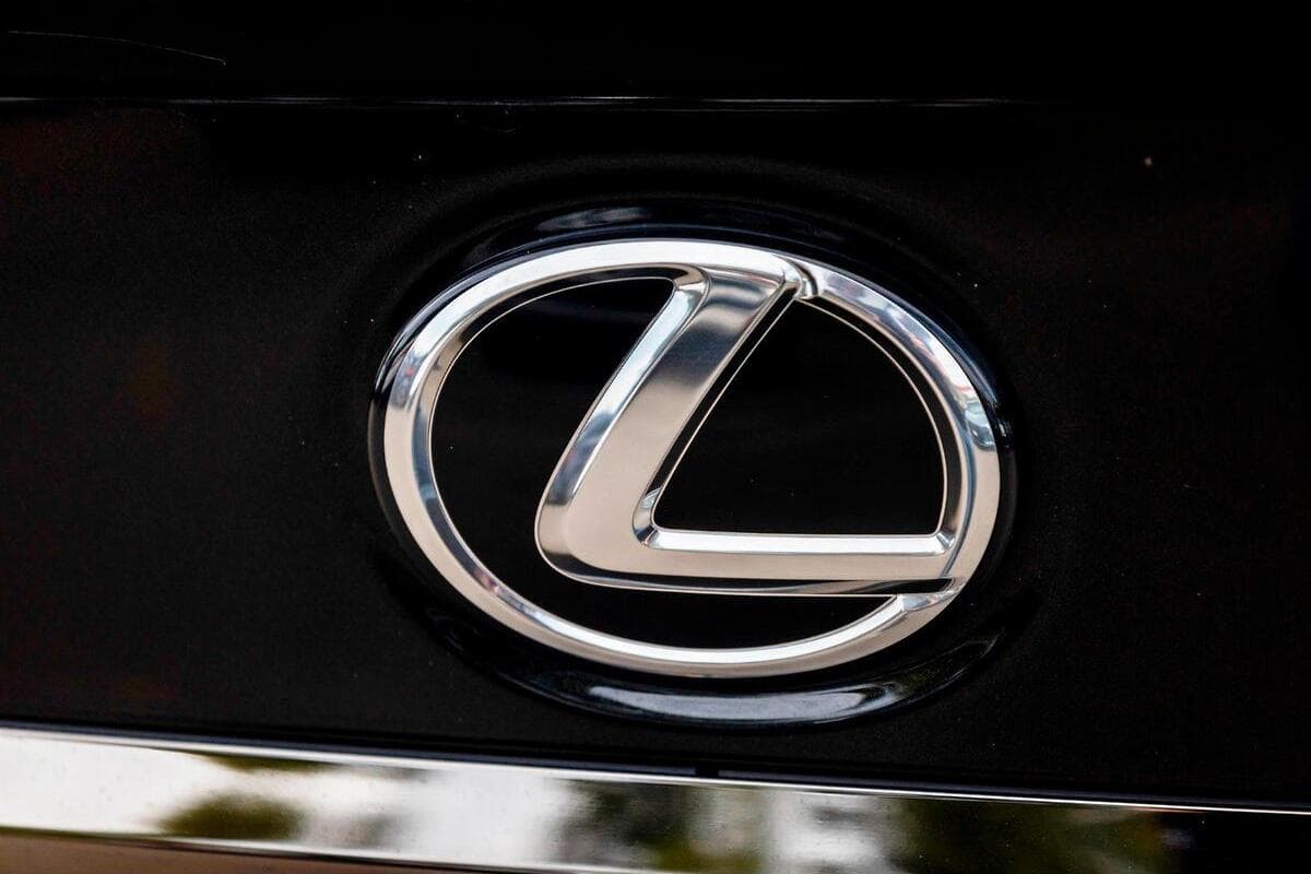 2024 Lexus ES ES300h F Sport Auto image 11