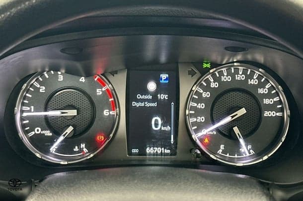 2022 Toyota Hilux SR image 16