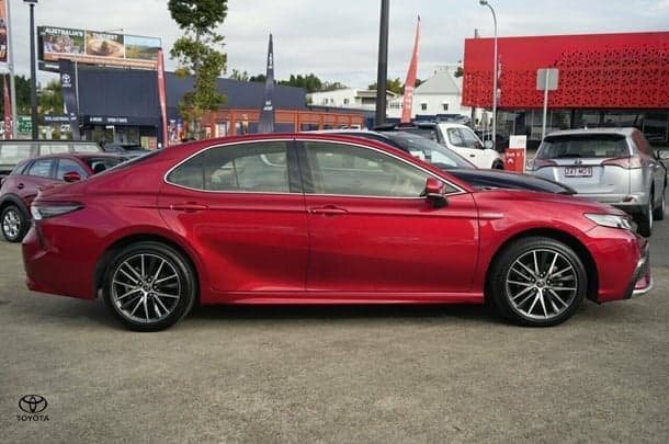 2023 Toyota Camry Hybrid SL image 2