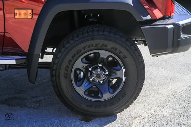 2024 Toyota LC Military GXL image 11