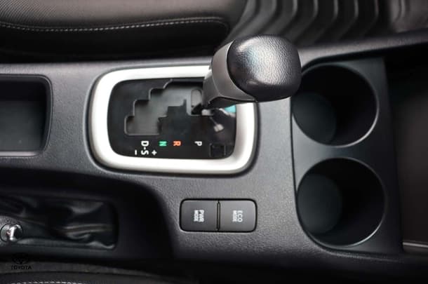 2020 Toyota Hilux 4x4 SR5 image 25