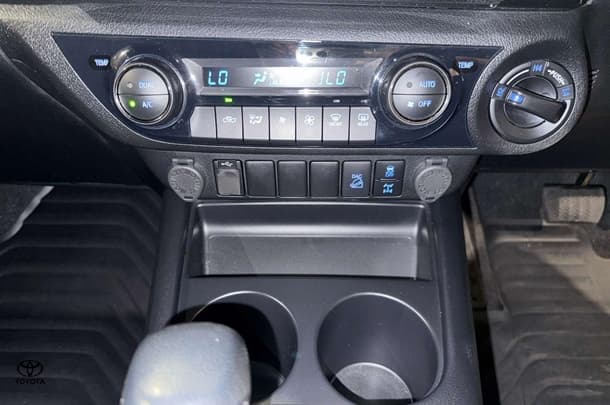 2023 Toyota Hilux SR5 image 24