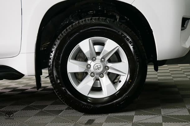2023 Toyota Prado GXL image 6