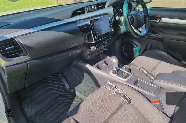 2020 Toyota Hilux 4x4 SR5 image 9