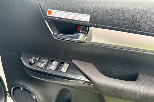 2023 Toyota Hilux SR5 image 13