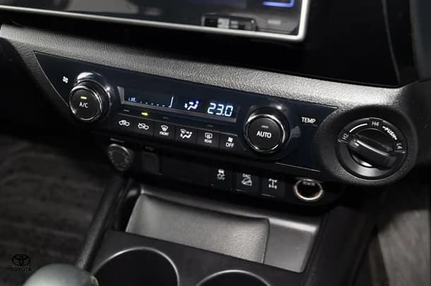 2018 Toyota Hilux 4x4 SR5 image 17