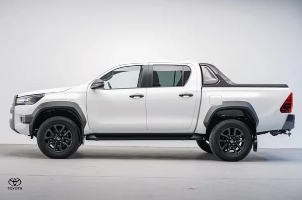 2024 Toyota Hilux 4x4 Rogue image 3