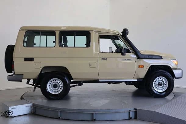 2022 Toyota LC Military GXL image 4