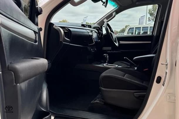 2020 Toyota Hilux SR5 image 11