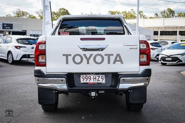 2023 Toyota HILUX SR5 image 4
