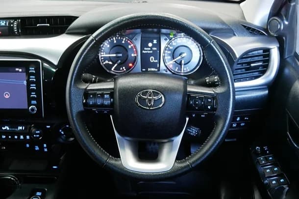 2024 Toyota Hilux 4x4 SR5 image 11