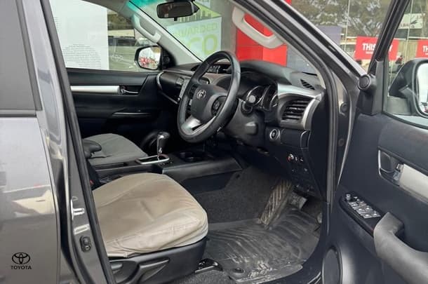 2022 Toyota Hilux SR5 image 27