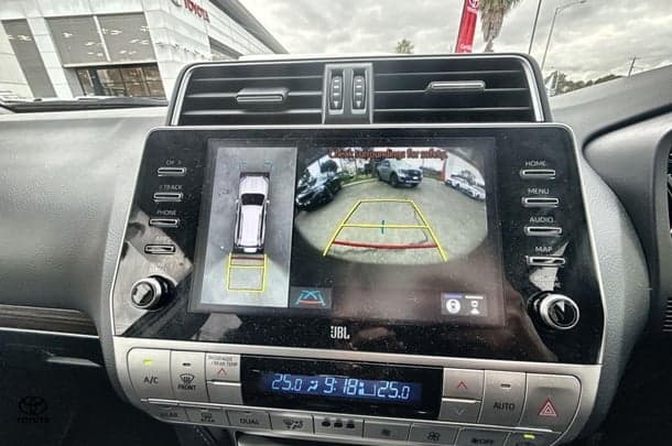 2023 Toyota Prado VX image 16
