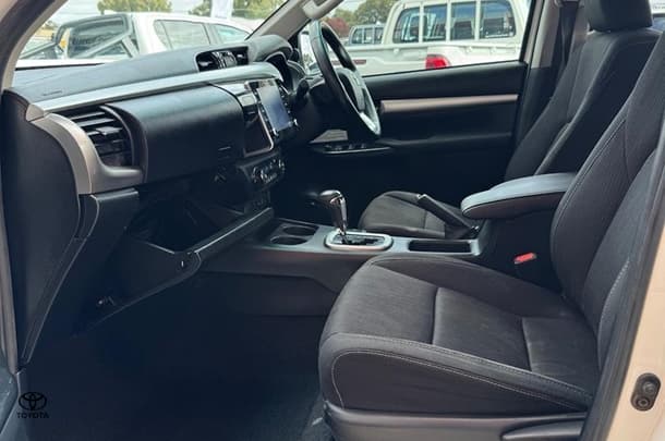2020 Toyota Hilux SR5 image 13