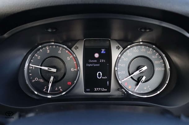 2023 Toyota Hilux 4x4 SR image 10