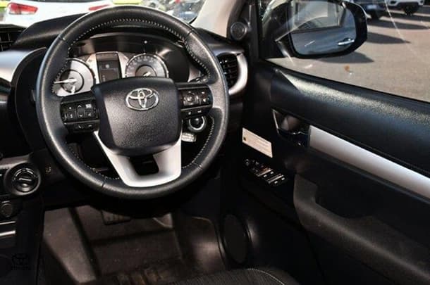 2020 Toyota Hilux SR5 image 7