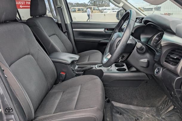 2022 Toyota Hilux SR5 image 16