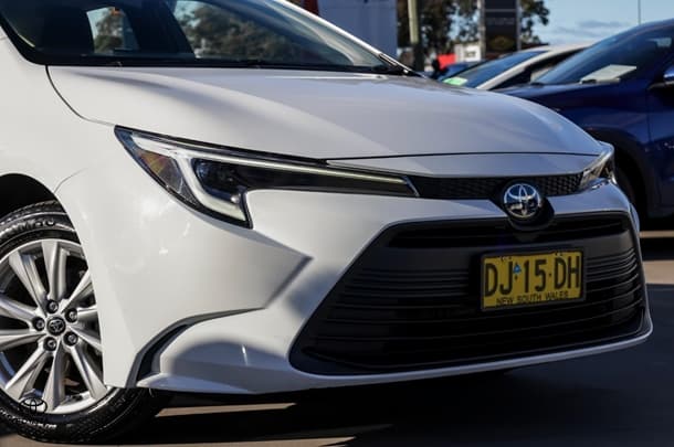 2023 Toyota Corolla Sedan Hybrid Ascent Sport image 19