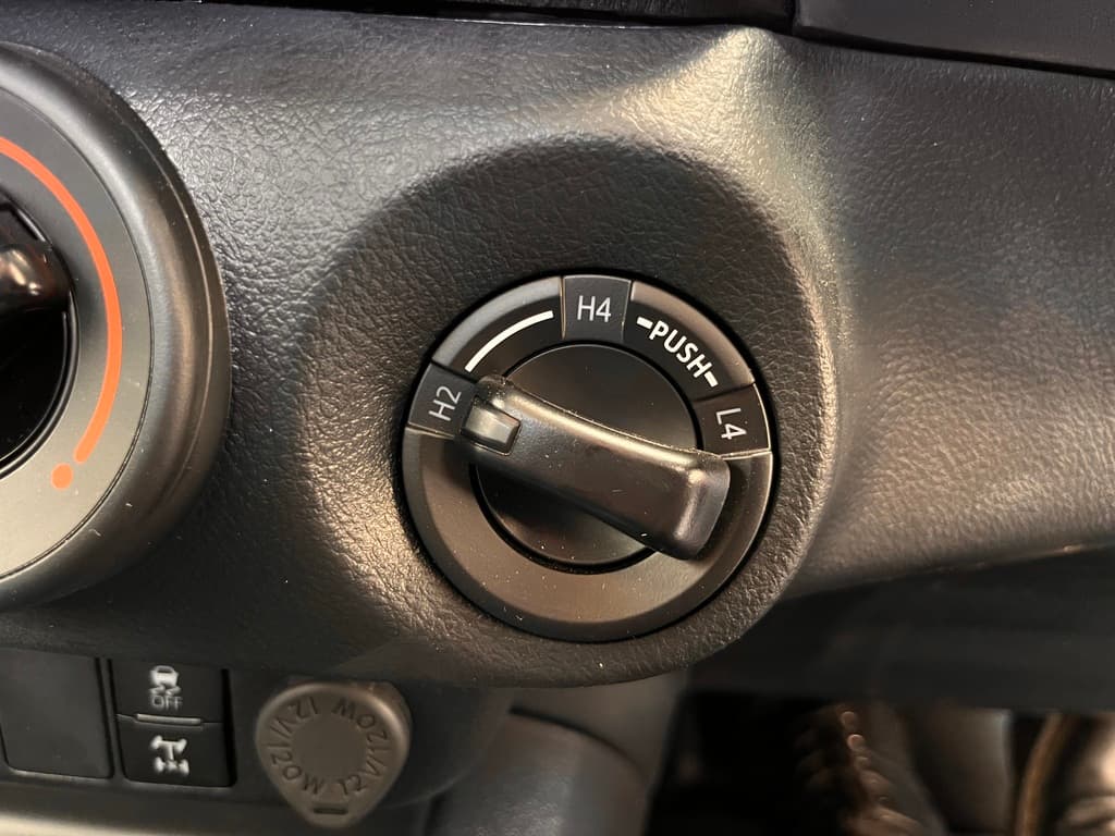 2023 Toyota Hilux SR image 12