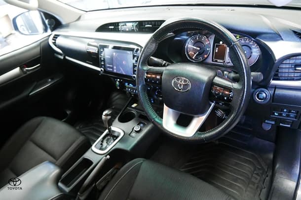2024 Toyota Hilux 4x4 SR5 image 8