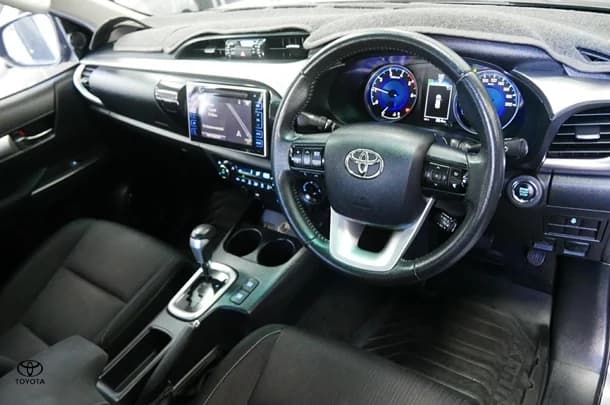2017 Toyota Hilux 4x4 SR5 image 8