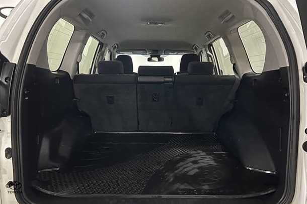 2020 Toyota Prado GX image 11