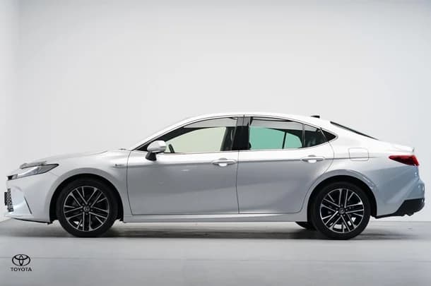 2024 Toyota Camry Hybrid SL image 2