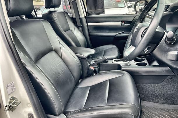 2020 Toyota Hilux SR5 image 10