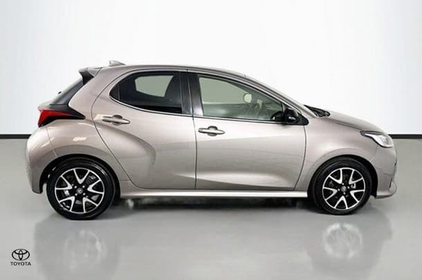 2020 Toyota Yaris ZR image 9