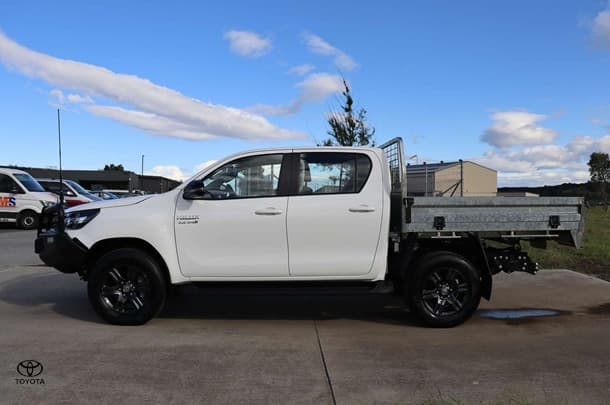 2023 Toyota Hilux 4x4 SR image 8