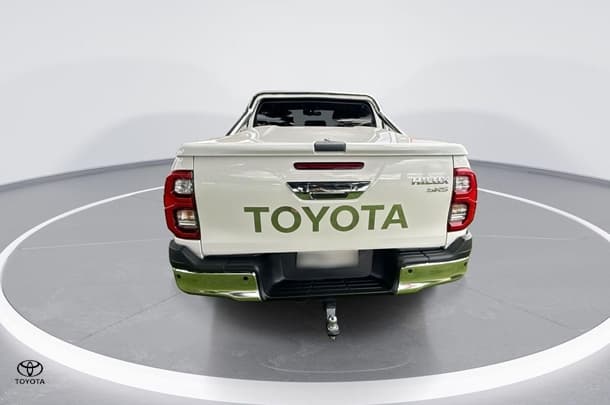 2023 Toyota Hilux SR5 image 7