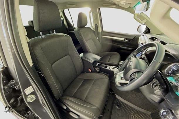 2022 Toyota Hilux SR5 image 11